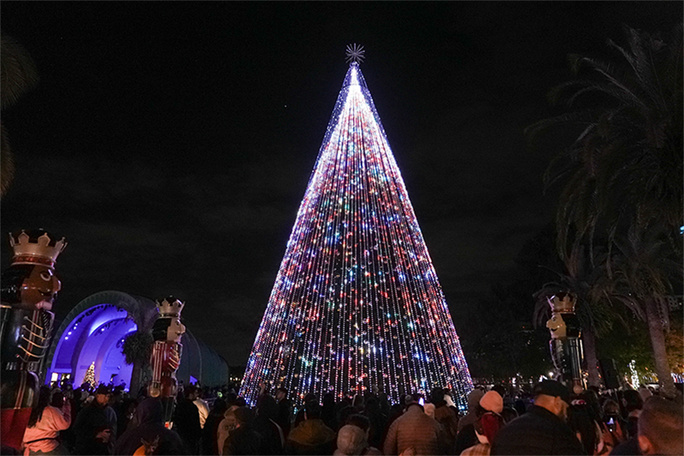 Lake Eola Park Christmas Tree lit up